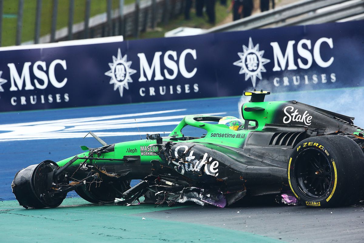 Accident înfiorător în F1! La 339 de km/h, mașina a fost făcută zob!