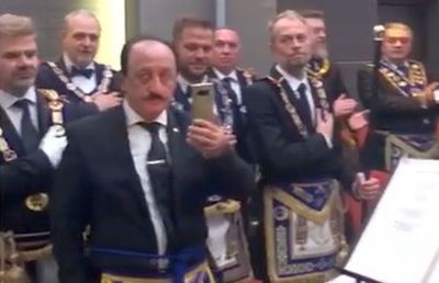 VIDEO Nicolae Cristescu, apariție inedită la ultima întrunire a masonilor din România » Cum a fost surprins omul care voia să salveze Rapidul