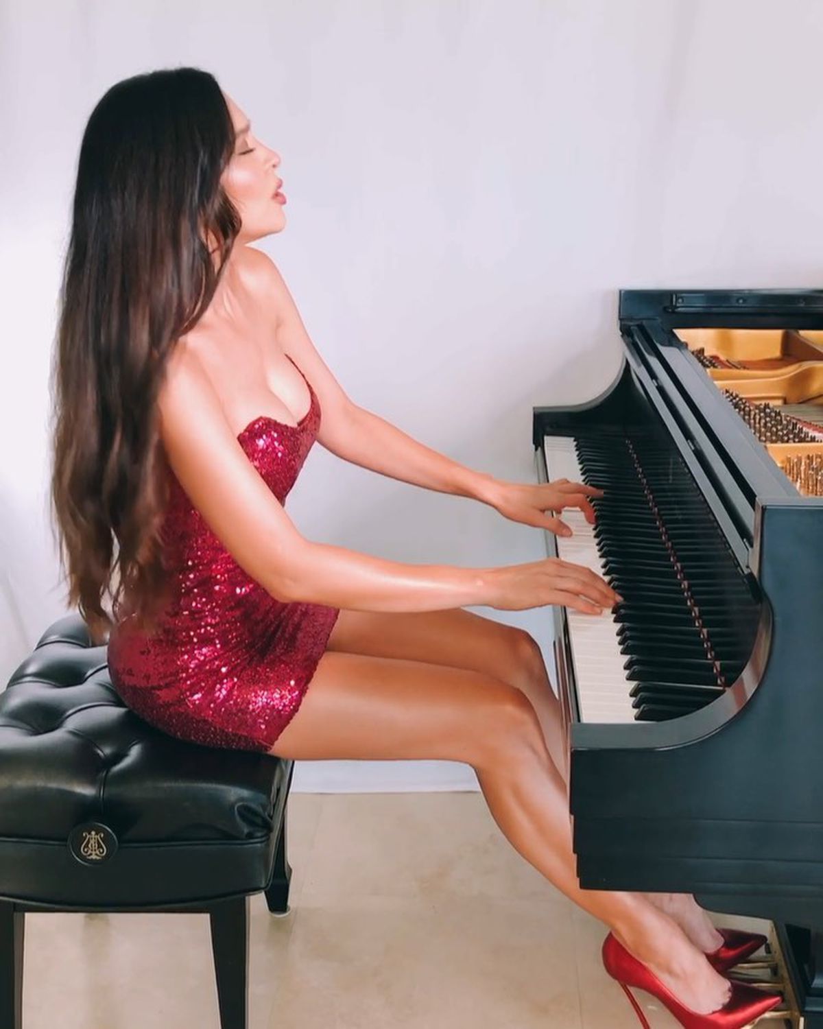 VIDEO+FOTO INCENDIARE Lola Astanova, spectaculoasa pianistă care l-a cucerit pe Novak Djokovic: „Mulțumesc, doamna profesoară!”