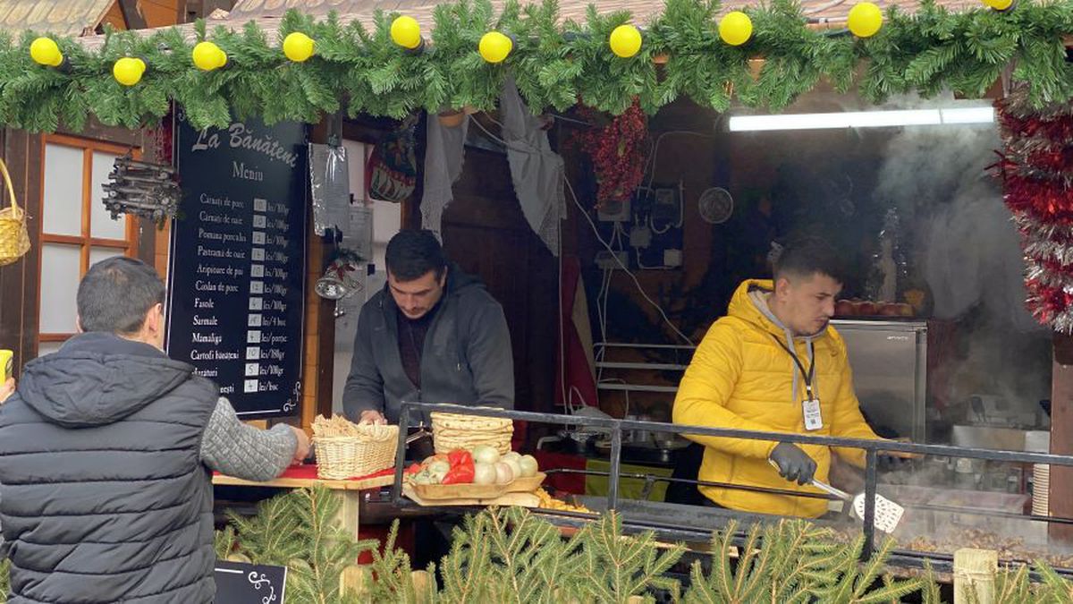 FOTO Poftiți la cârnați de la Liviu Ganea! Fostul campion al României e comerciant la Târgul de Crăciun din București