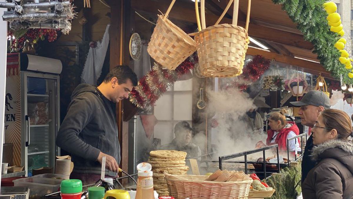 FOTO Poftiți la cârnați de la Liviu Ganea! Fostul campion al României e comerciant la Târgul de Crăciun din București