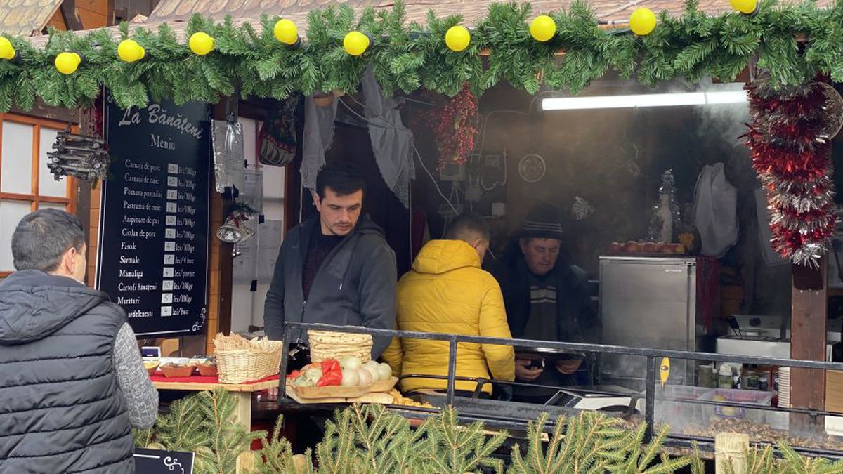 FOTO Poftiți la cârnați de la Liviu Ganea! Fostul campion al României e comerciant la Târgul de Crăciun din București