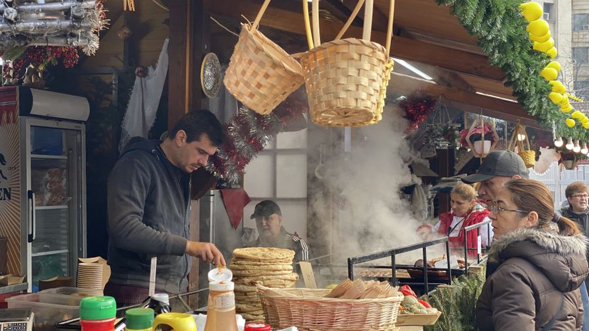 FOTO Poftiți la cârnați de la Liviu Ganea! Fostul campion al României e comerciant la Târgul de Crăciun din București
