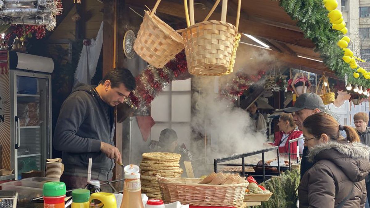 FOTO Poftiți la cârnați de la Liviu Ganea! Fostul campion al României e comerciant la Târgul de Crăciun din București