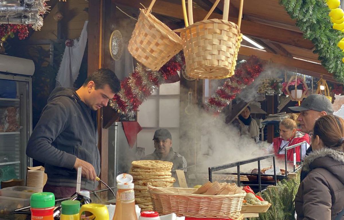FOTO Poftiți la cârnați de la Liviu Ganea! Fostul campion al României e comerciant la Târgul de Crăciun din București