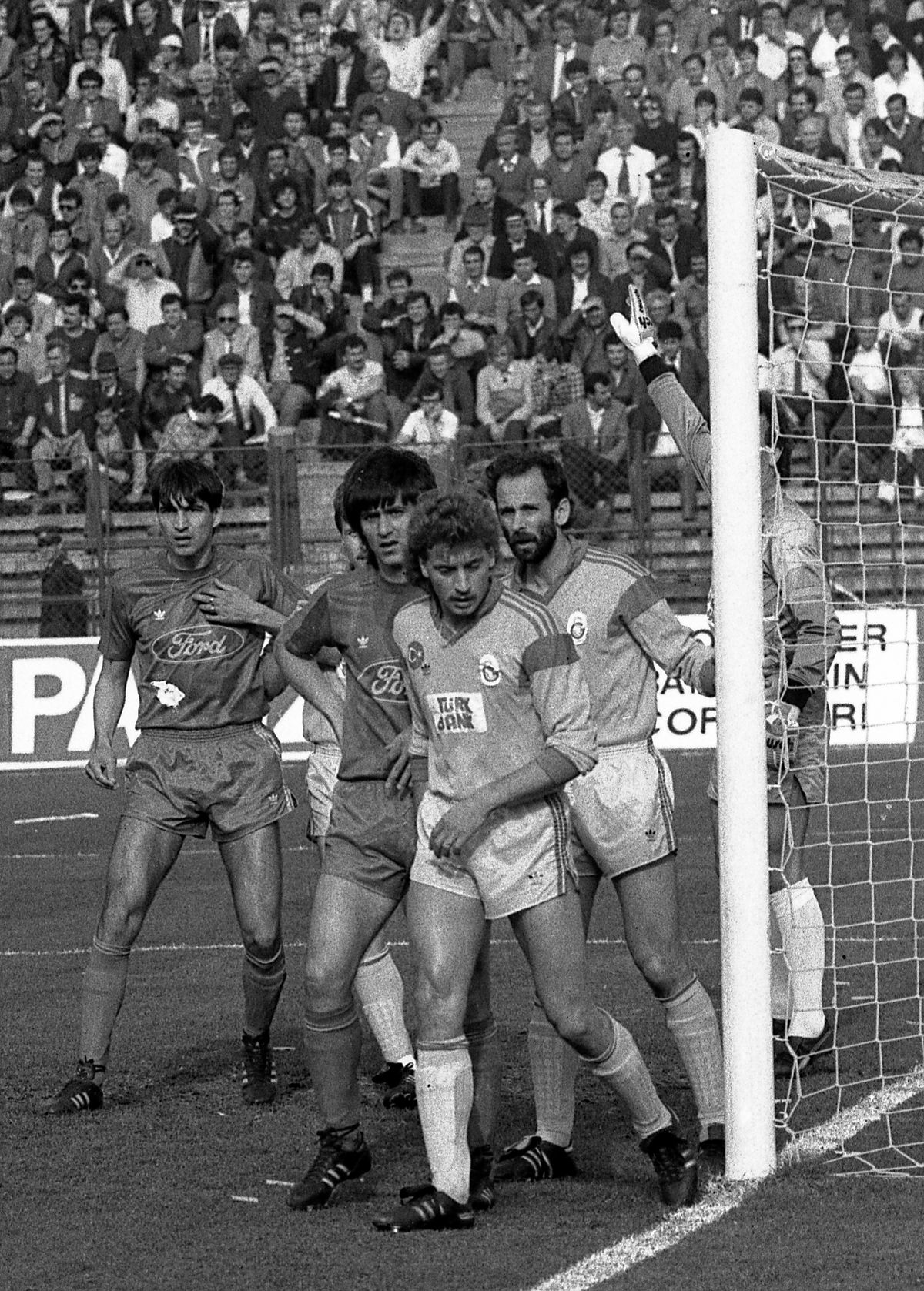 21 de ani de la ultimul meci european pentru Lăcătuș. Ce recorduri fenomenale a stabilit "Fiara"