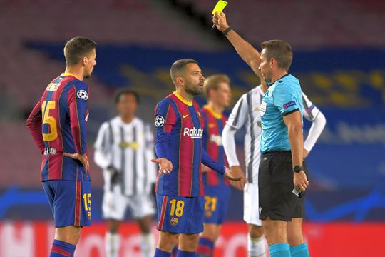Jordi Alba, avertizat de Tobias Stieler // foto: Guliver/gettyimages