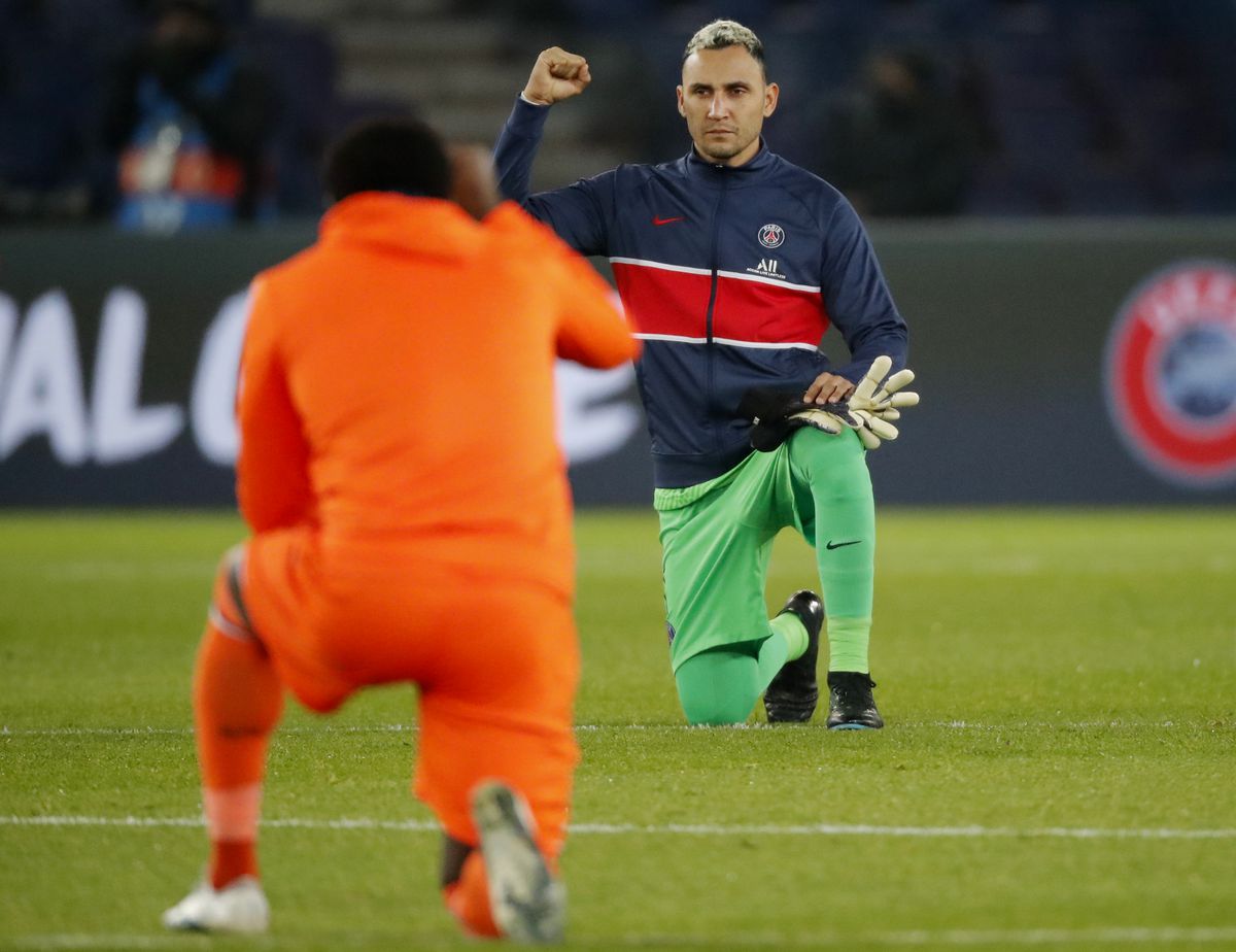 VIDEO + FOTO Protest împotriva rasismului înainte de restartul din PSG - Bașakșehir! Neymar și-a stăpânit cu greu emoțiile