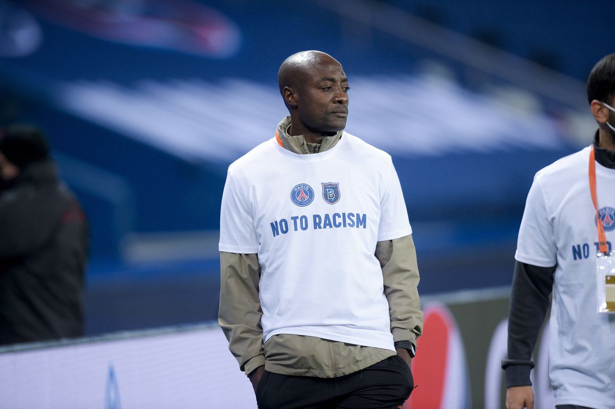 VIDEO + FOTO Protest împotriva rasismului înainte de restartul din PSG - Bașakșehir! Neymar și-a stăpânit cu greu emoțiile