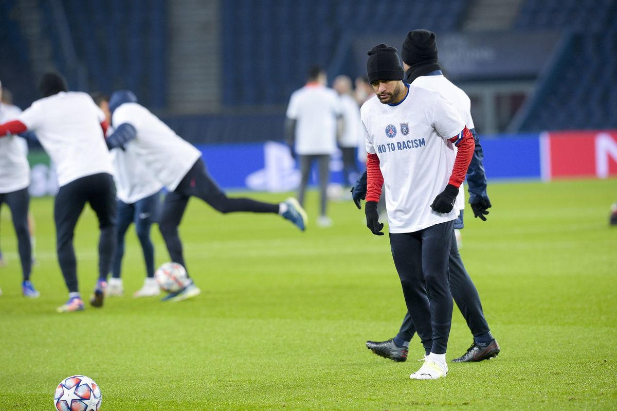VIDEO + FOTO Protest împotriva rasismului înainte de restartul din PSG - Bașakșehir! Neymar și-a stăpânit cu greu emoțiile