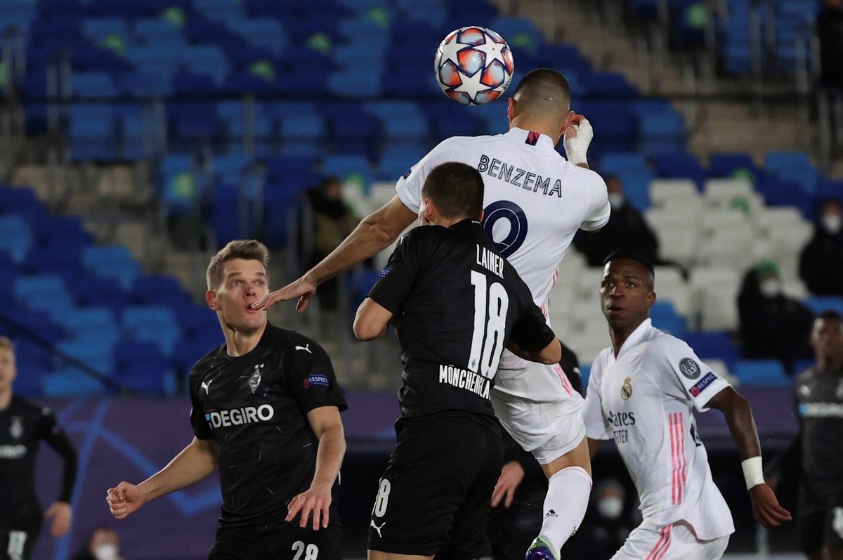 Imaginea serii în Champions League! Jucătorii lui Monchengladbach, înghesuiți în jurul unei tablete după înfrângerea cu Real Madrid