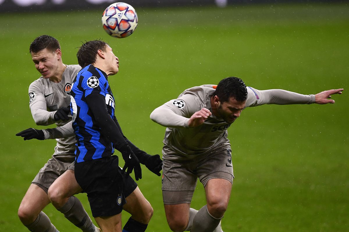 Imaginea serii în Champions League! Jucătorii lui Monchengladbach, înghesuiți în jurul unei tablete după înfrângerea cu Real Madrid