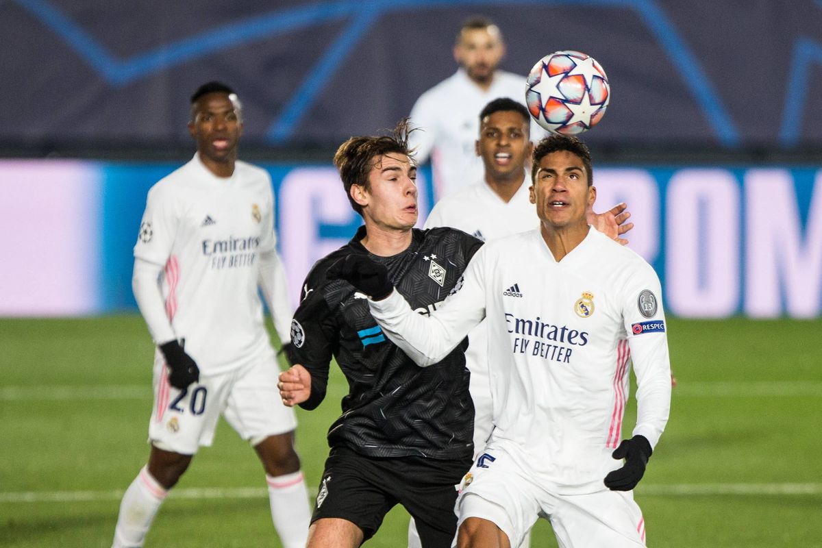 Imaginea serii în Champions League! Jucătorii lui Monchengladbach, înghesuiți în jurul unei tablete după înfrângerea cu Real Madrid