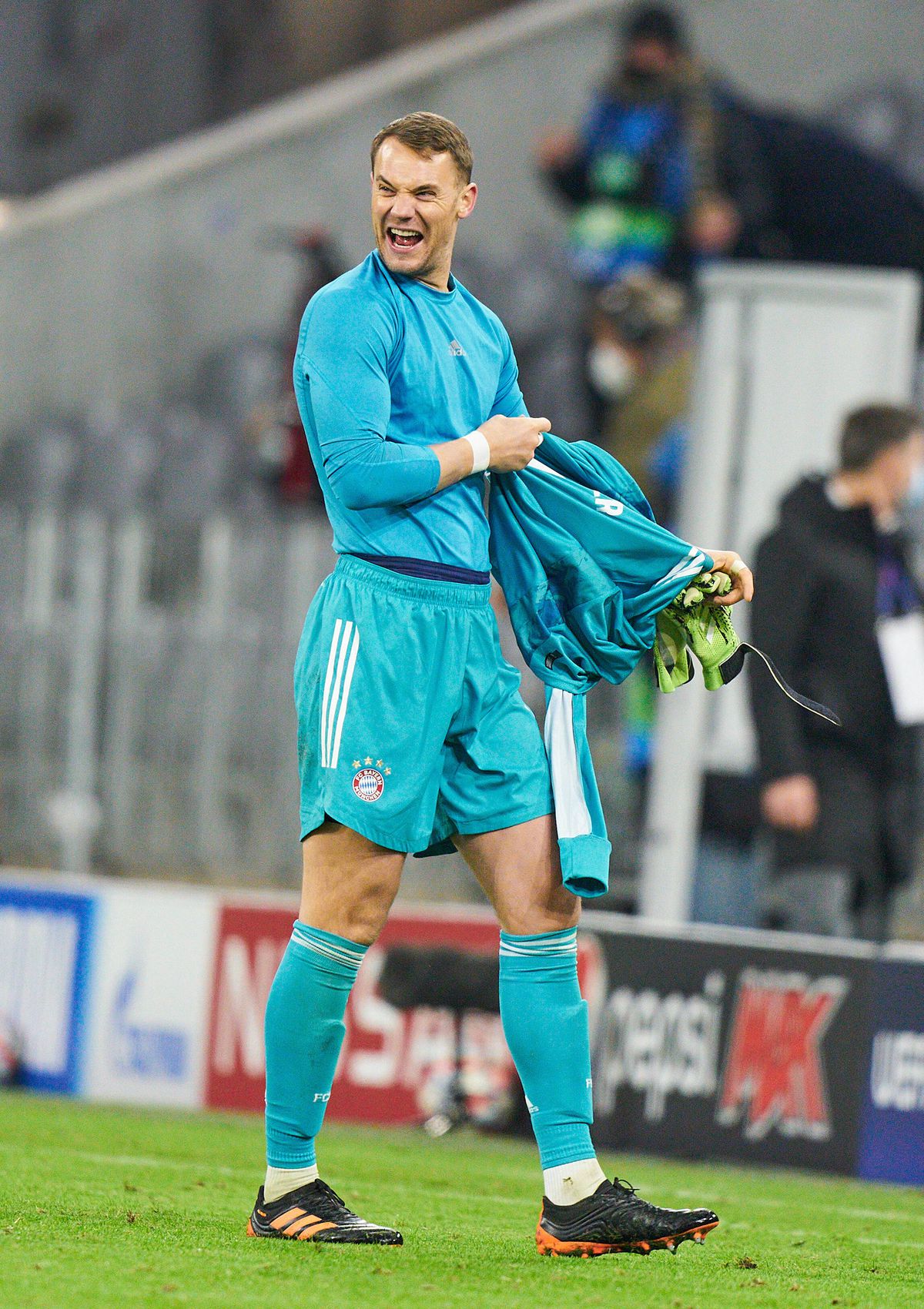 Imaginea serii în Champions League! Jucătorii lui Monchengladbach, înghesuiți în jurul unei tablete după înfrângerea cu Real Madrid