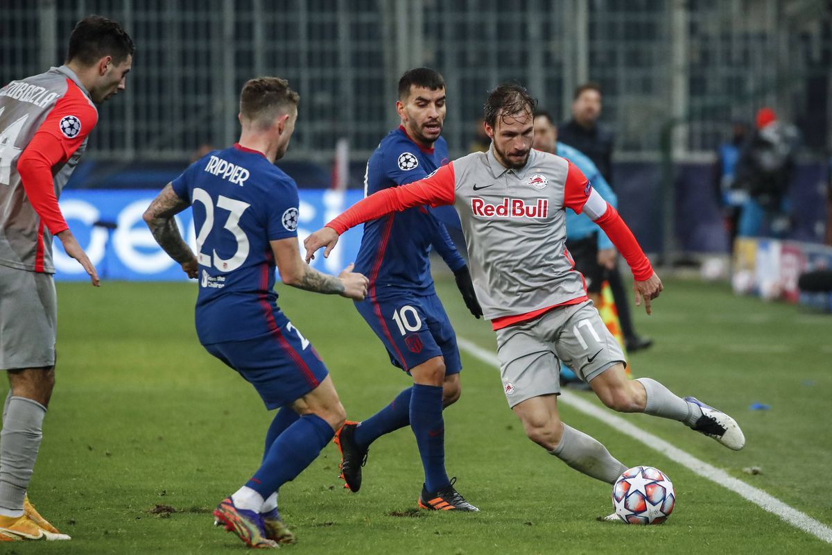 Imaginea serii în Champions League! Jucătorii lui Monchengladbach, înghesuiți în jurul unei tablete după înfrângerea cu Real Madrid