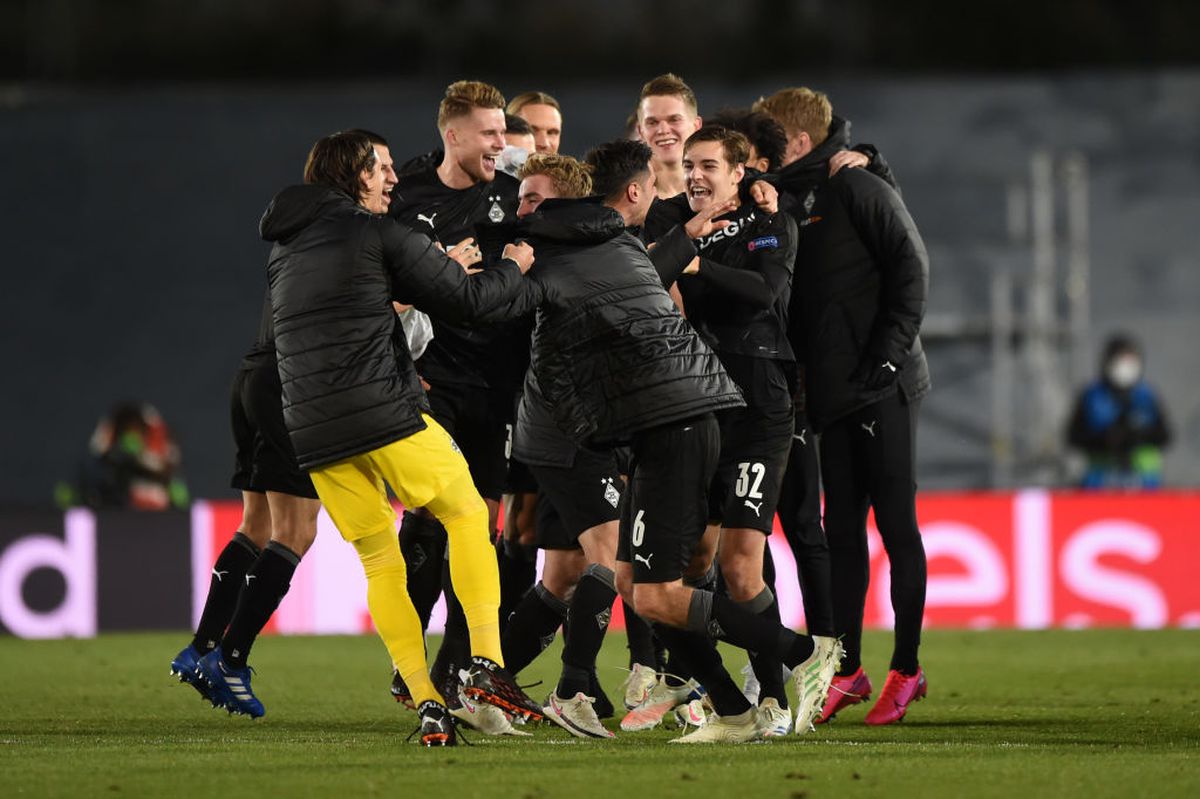 Imaginea serii în Champions League! Jucătorii lui Monchengladbach, înghesuiți în jurul unei tablete după înfrângerea cu Real Madrid