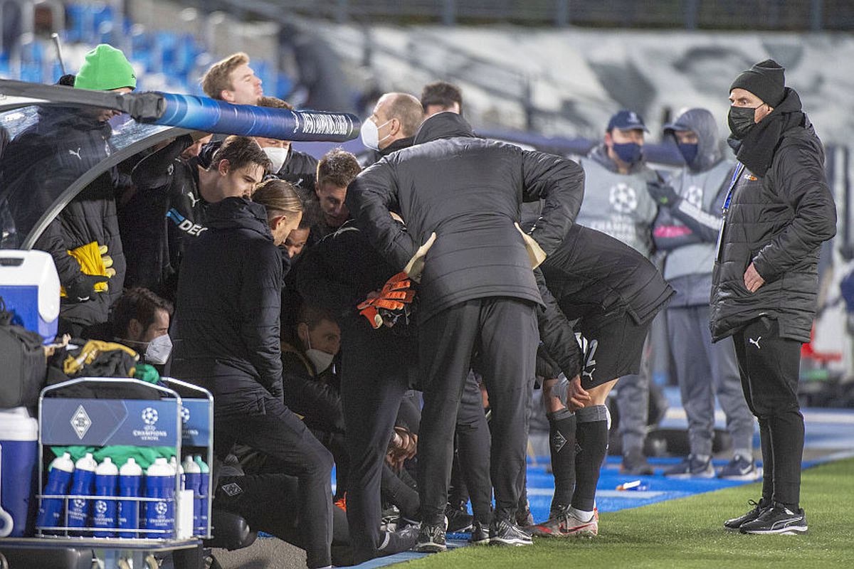 Imaginea serii în Champions League! Jucătorii lui Monchengladbach, înghesuiți în jurul unei tablete după înfrângerea cu Real Madrid