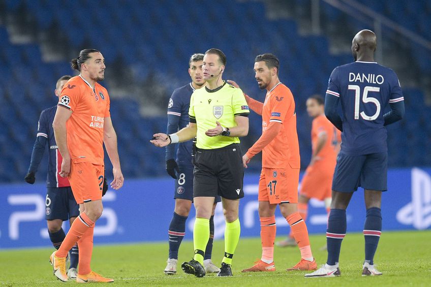 În repriza secunză, nemulțumit de o decizie, atacantul francez Enzo Crivelli a lovit puternic mingea spre „centralul” olandez Danny Makkelie.