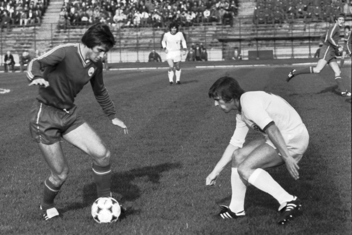 Azi, Tilihoi ar fi împlinit 65 de ani » Povestea neverosimilă a ultimului său meci la Craiova, în care arbitrul l-a lovit în zona sensibilă: „Da, i-am dat una între picioare de l-au scos cu targa!”