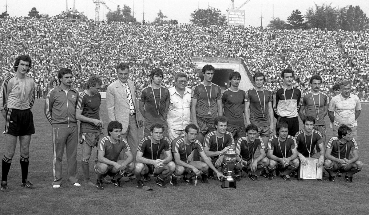 Azi, Tilihoi ar fi împlinit 65 de ani » Povestea neverosimilă a ultimului său meci la Craiova, în care arbitrul l-a lovit în zona sensibilă: „Da, i-am dat una între picioare de l-au scos cu targa!”