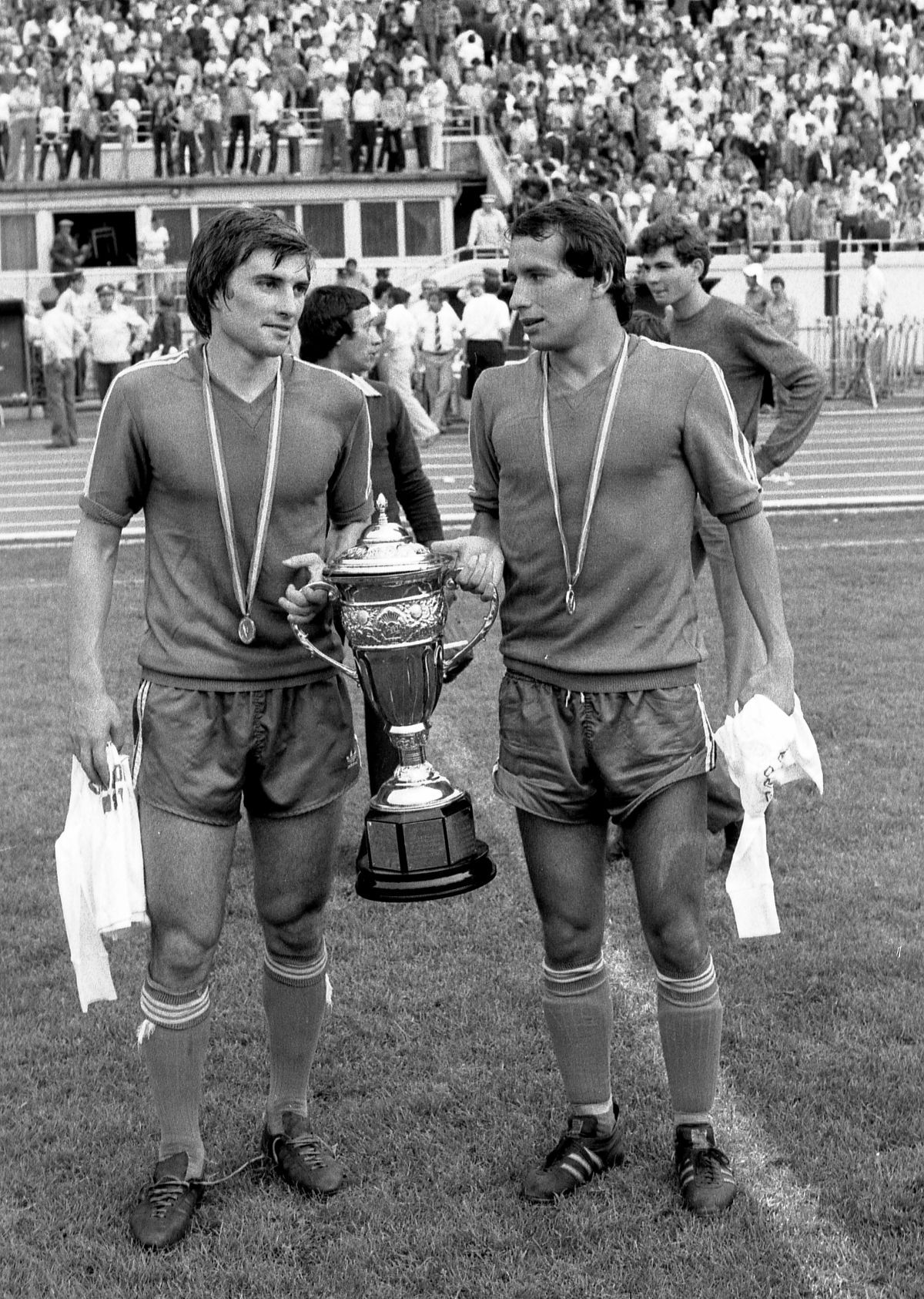 Azi, Tilihoi ar fi împlinit 65 de ani » Povestea neverosimilă a ultimului său meci la Craiova, în care arbitrul l-a lovit în zona sensibilă: „Da, i-am dat una între picioare de l-au scos cu targa!”