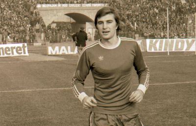 Azi, Tilihoi ar fi împlinit 65 de ani » Povestea neverosimilă a ultimului său meci la Craiova, în care arbitrul l-a lovit în zona sensibilă: „Da, i-am dat una între picioare de l-au scos cu targa!”