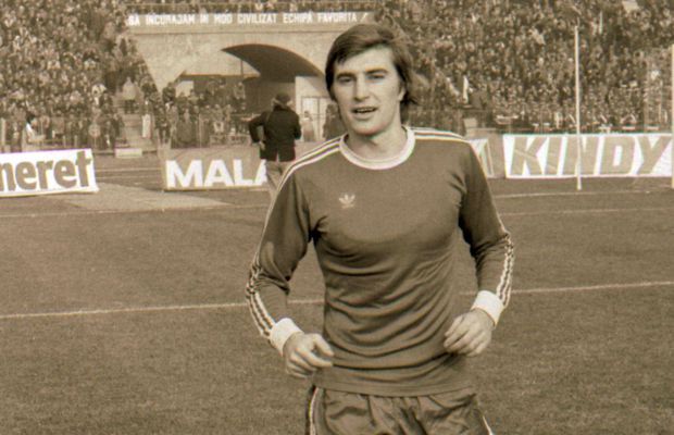 Azi, Tilihoi ar fi împlinit 65 de ani » Povestea neverosimilă a ultimului său meci la Craiova, în care arbitrul l-a lovit în zona sensibilă: „Da, i-am dat una între picioare de l-au scos cu targa!”