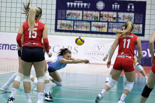 Ioana Baciu ținând mingea în joc în partida retur cu OK Kastela Foto cev.eu