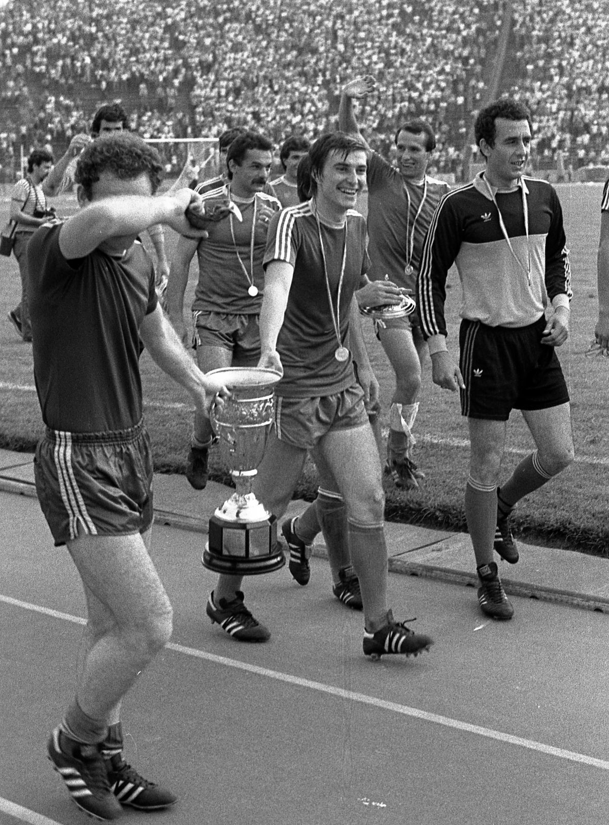 Azi, Tilihoi ar fi împlinit 65 de ani » Povestea neverosimilă a ultimului său meci la Craiova, în care arbitrul l-a lovit în zona sensibilă: „Da, i-am dat una între picioare de l-au scos cu targa!”