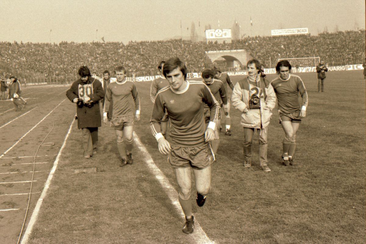 Azi, Tilihoi ar fi împlinit 65 de ani » Povestea neverosimilă a ultimului său meci la Craiova, în care arbitrul l-a lovit în zona sensibilă: „Da, i-am dat una între picioare de l-au scos cu targa!”