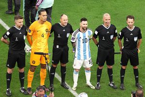 A început Țările de Jos - Argentina, al doilea sfert de la Campionatul Mondial. Ovidiu Ioanițoaia, directorul Gazetei, transmite de pe stadion