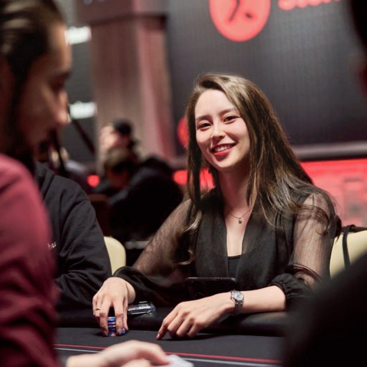 Și-a pus sâni falși ca să câștige la poker! E cunoscută pentru aparițiile ei mereu controversate