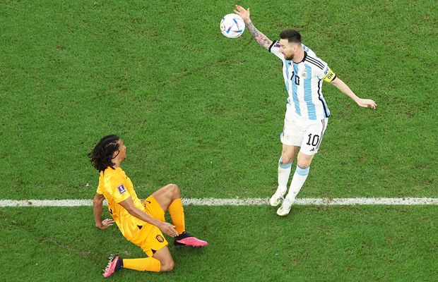 „De ce nu a fost eliminat? Pentru că e Messi” » Revoltă pentru faza controversată în care arbitrul l-a iertat pe Messi