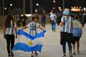 Echipele de start la Țările de Jos - Argentina, în sferturile Campionatului Mondial. Ovidiu Ioanițoaia, directorul Gazetei, este la stadion