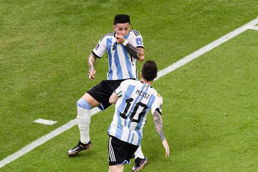 Enzo Fernandez, sărbătorind alături de Leo Messi / Sursă foto: Imago Images Fotbaliștii care își multiplică prețul după Campionatul Mondial » 17 nume interesante care au atras atenția în Qatar