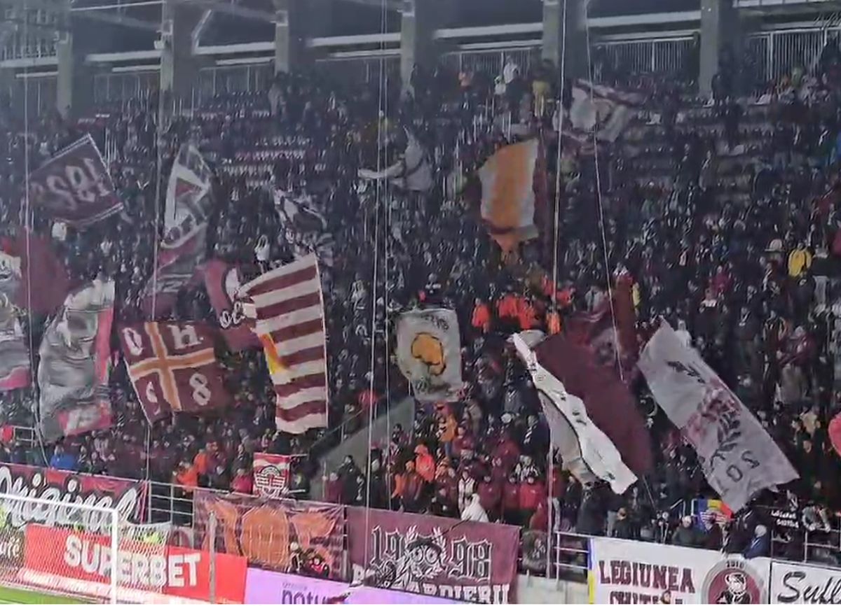 Imaginile care vor ajunge în toată Europa » Galeria Rapidului și-a ironizat jucătorii și a scandat pentru adversari: „Viața mea o împart alături de Voluntari!”