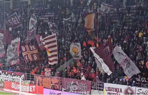 Imaginile care vor ajunge în toată Europa » Galeria Rapidului și-a ironizat jucătorii și a scandat pentru adversari: „Viața mea o împart alături de Voluntari!”