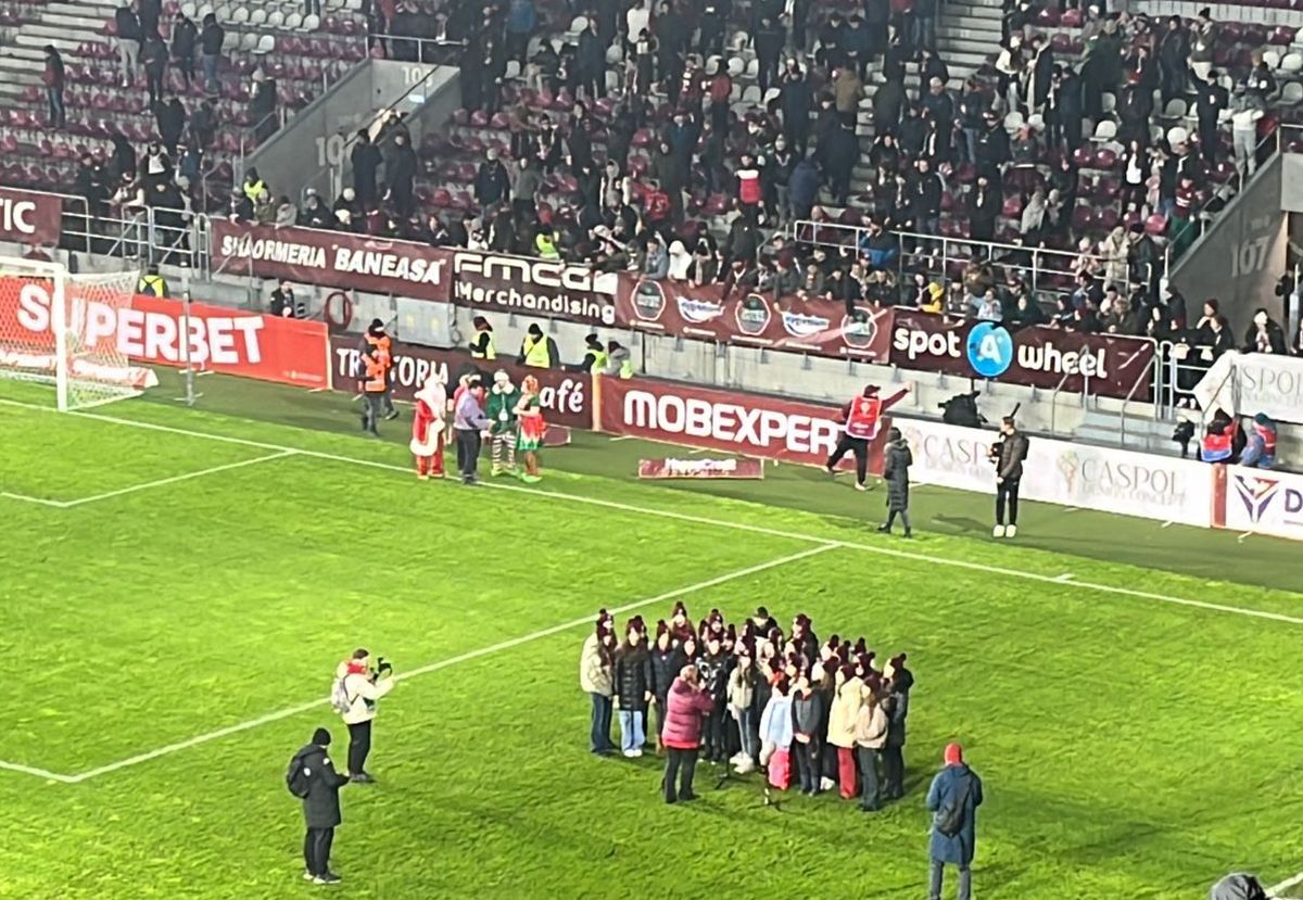 Moș Crăciun a venit cu înjurăturile în Giulești » Ce a făcut când a ajuns în dreptul galeriei la Rapid - Voluntari