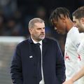 Antrenorul și jucătorii lui Tottenham, decepționați după eșecul cu West Ham // foto: Guliver/gettyimages