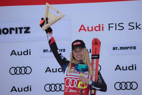 Mikaela Shiffrin cu trofeul de la St. Moritz Foto: Imago