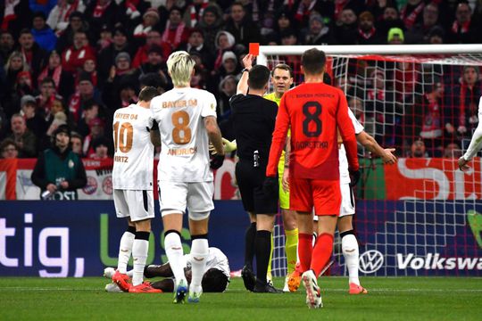 Manuel Neuer vede „roșu” direct în minutul 17 al meciului din Cupa Germaniei cu Leverkusen (0-1) / Foto: Imago