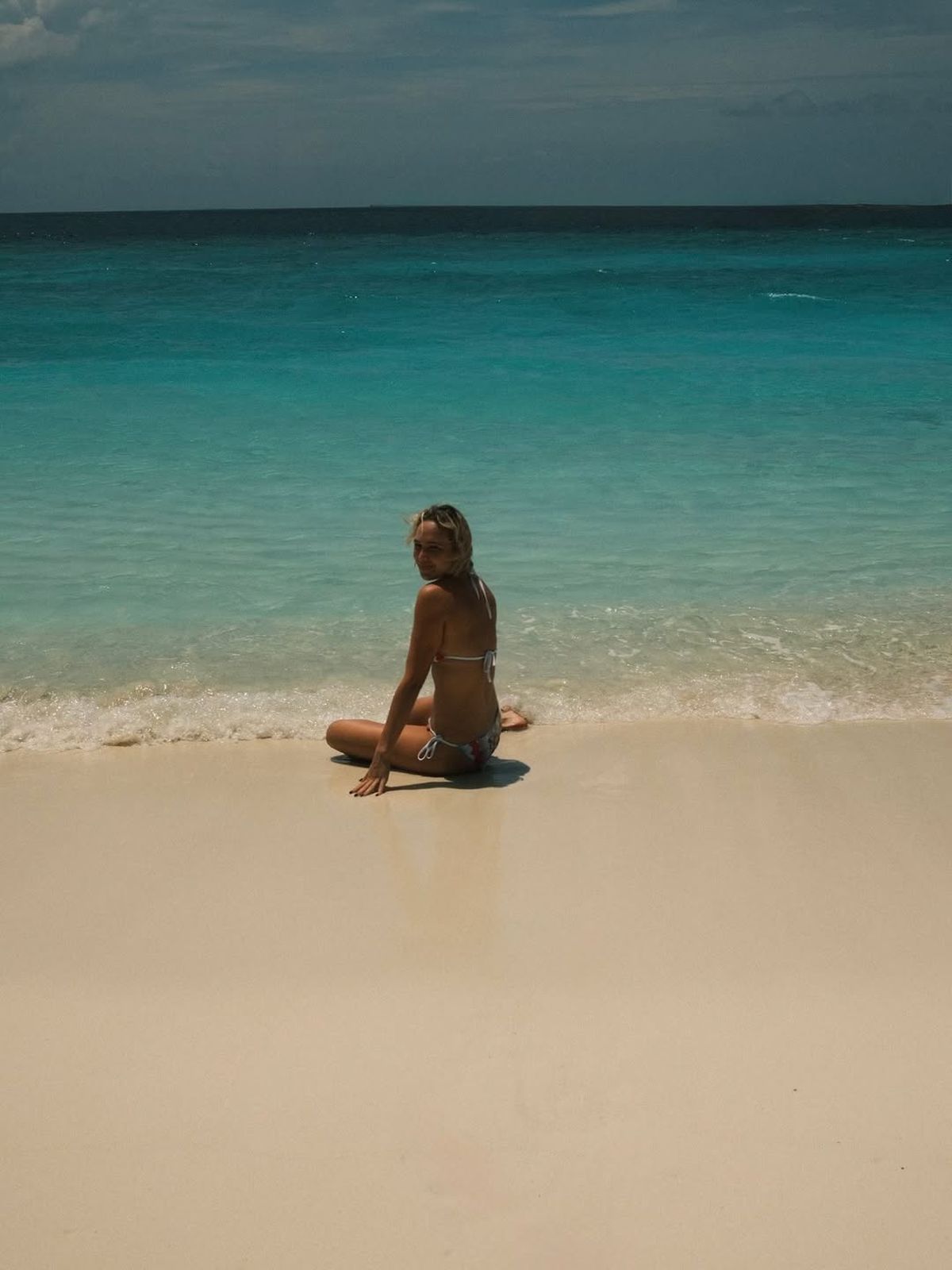 Jucătoarea de tenis cu cele mai lungi picioare a plecat în vacanță, dar fanii n-au uitat de scandal: aproape să se bată din cauza ei