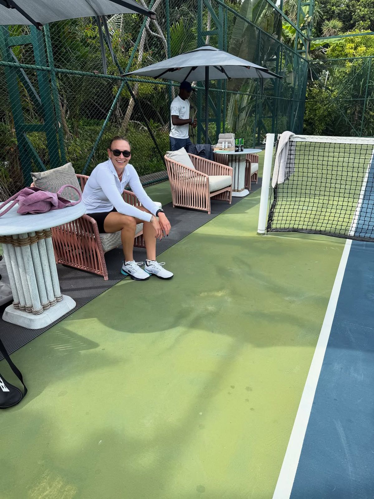 Jucătoarea de tenis cu cele mai lungi picioare a plecat în vacanță, dar fanii n-au uitat de scandal: aproape să se bată din cauza ei