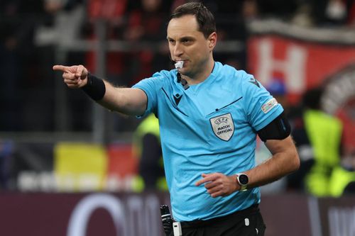 Mykola Balakin va arbitra FCSB - Feyenoord / Foto: Imago Images