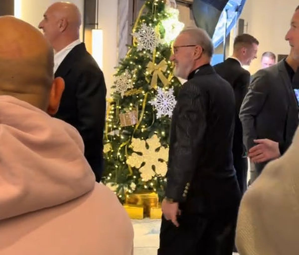 De pe TikTok, în viața reală » Gigi Becali a dat nas în nas cu manelistul Tzancă Uraganu și nu s-a putut abține