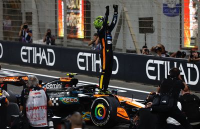 Designul creat special de fani pentru Velo si echipa McLaren de Formula 1 în centrul atenției, în timp ce Lando Norris câștigă Campionatul Mondial al Piloților 2025 în Abu Dhabi