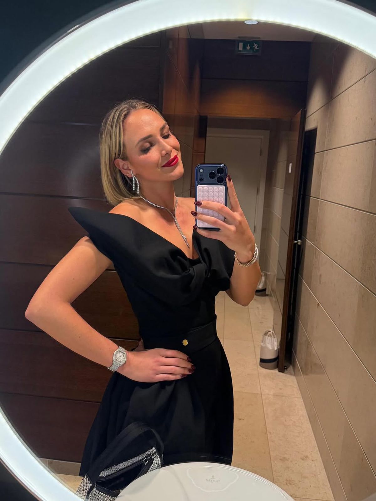 Jucătoarea de tenis cu cele mai lungi picioare a plecat în vacanță, dar fanii n-au uitat de scandal: aproape să se bată din cauza ei