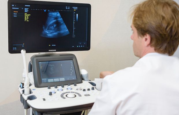 Viața intimă nu trebuie să fie un subiect tabu când mergi la doctor. Un medic primar urolog îți explică cum se poate reda pacienților sănătatea sexuală și urinară