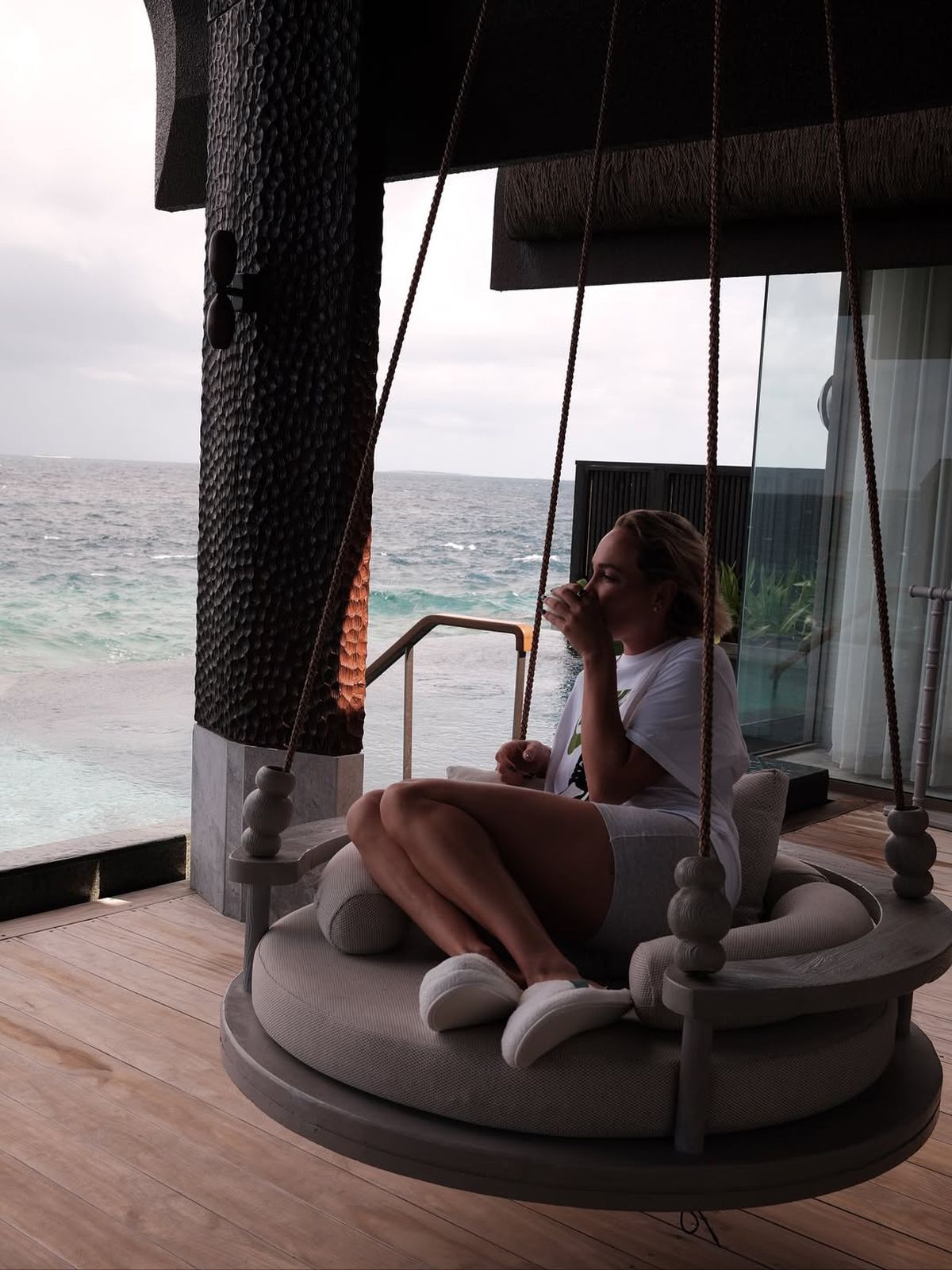 Jucătoarea de tenis cu cele mai lungi picioare a plecat în vacanță, dar fanii n-au uitat de scandal: aproape să se bată din cauza ei