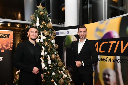 Andrei Cornea și Marian Enache pozând lângă brad Foto: Cristi Preda